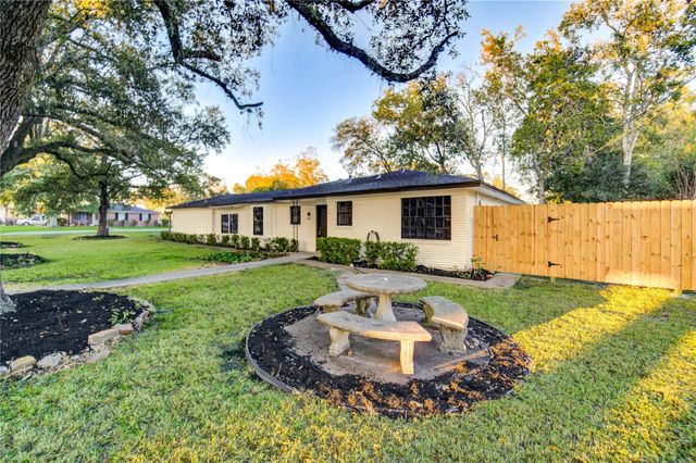 205 Morningside Drive, Friendswood, TX 77546