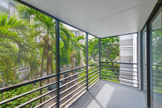 20500 W Country Club Drive 406, Aventura, FL 33180