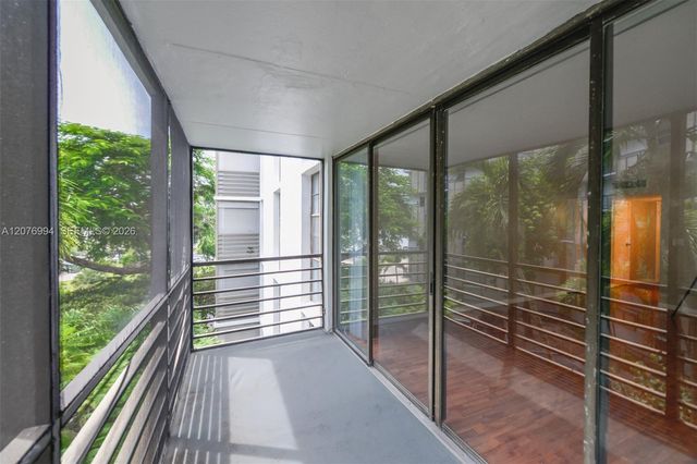 20500 W Country Club Drive 406, Aventura, FL 33180