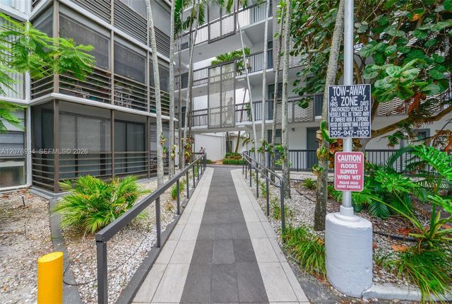 20500 W Country Club Drive 406, Aventura, FL 33180