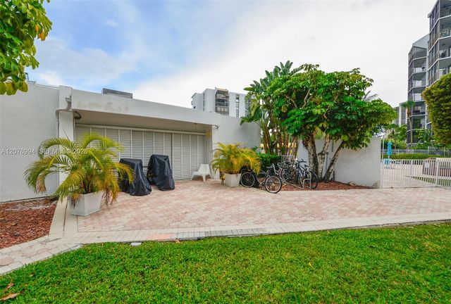 20500 W Country Club Drive 406, Aventura, FL 33180
