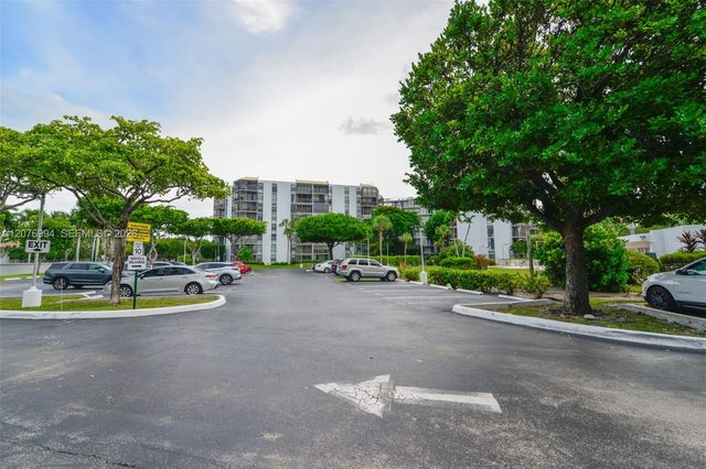 20500 W Country Club Drive 406, Aventura, FL 33180