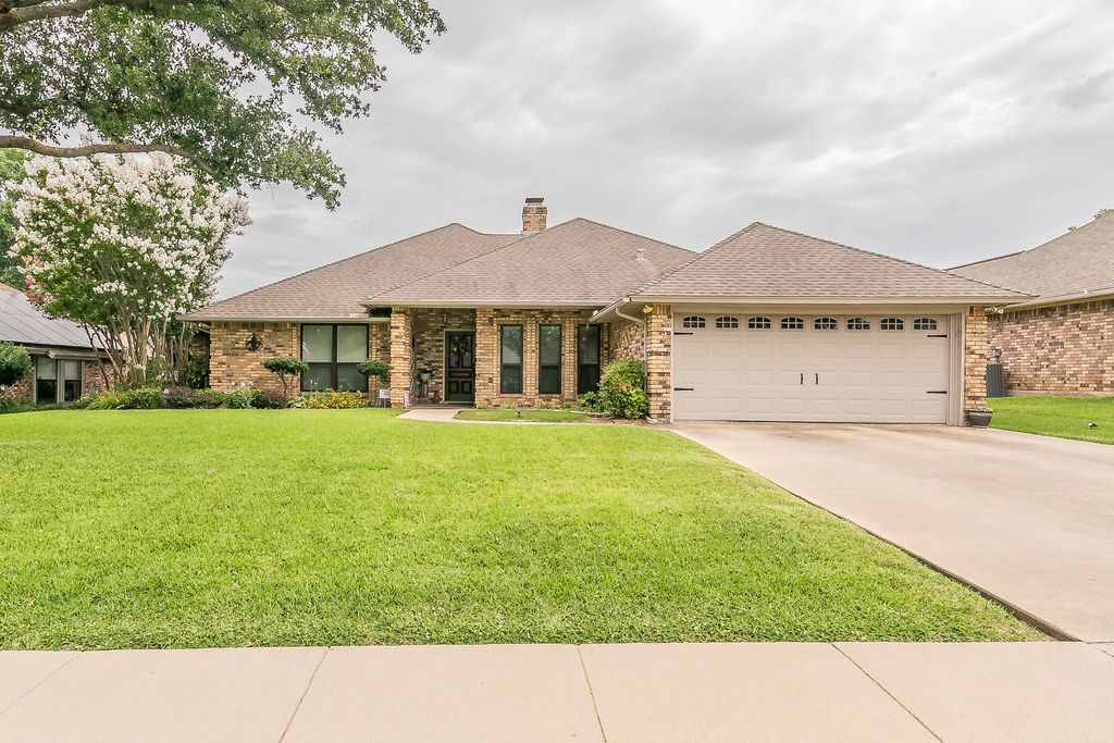 10153 Stoneleigh Drive, Benbrook, TX 76126
