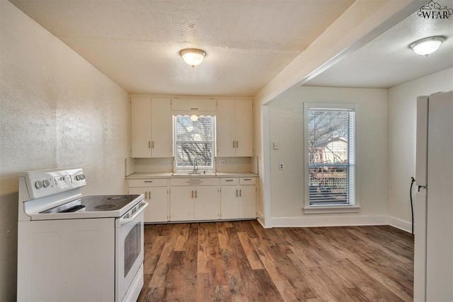 208 E SPRING STREET, Henrietta, TX 76365