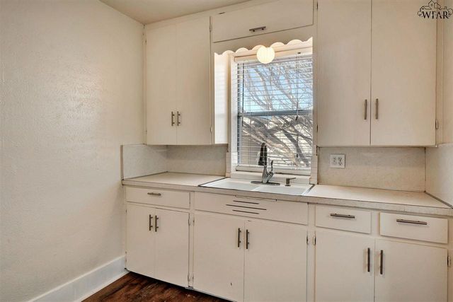 208 E SPRING STREET, Henrietta, TX 76365