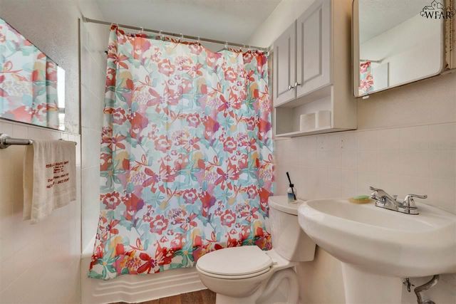 208 E SPRING STREET, Henrietta, TX 76365