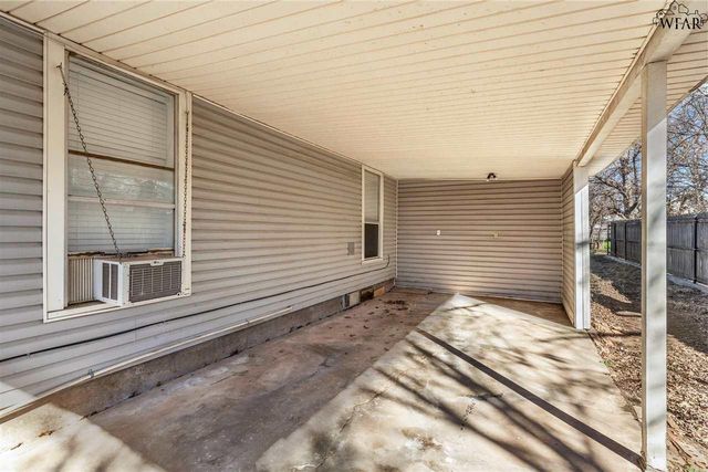 208 E SPRING STREET, Henrietta, TX 76365