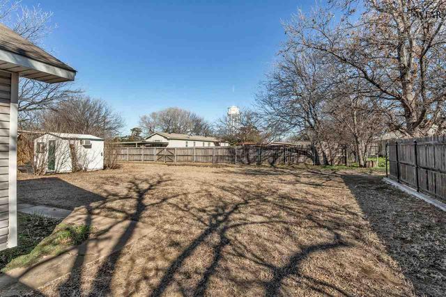 208 E SPRING STREET, Henrietta, TX 76365
