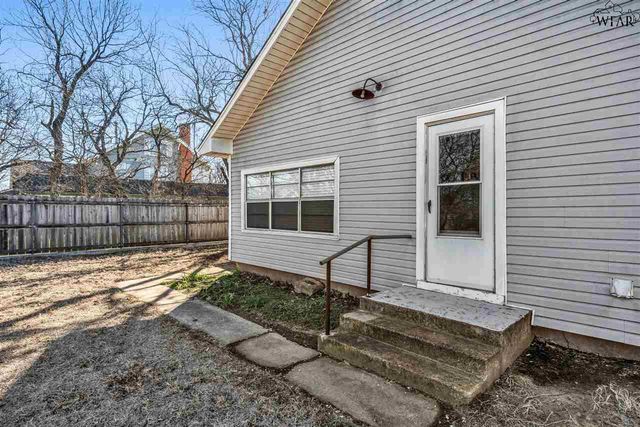 208 E SPRING STREET, Henrietta, TX 76365