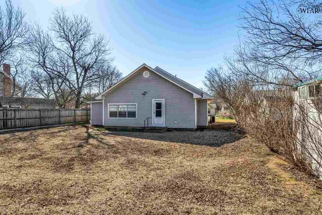 208 E SPRING STREET, Henrietta, TX 76365