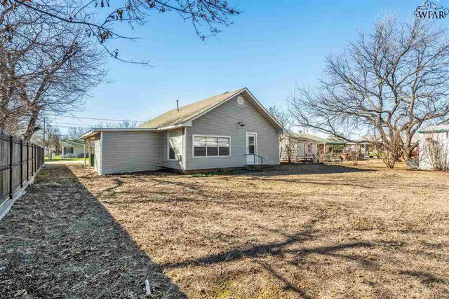 208 E SPRING STREET, Henrietta, TX 76365