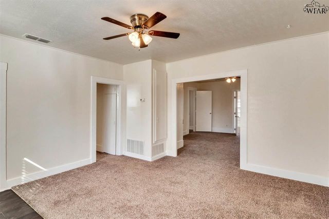 208 E SPRING STREET, Henrietta, TX 76365