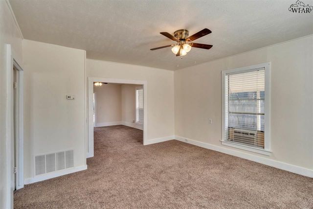 208 E SPRING STREET, Henrietta, TX 76365