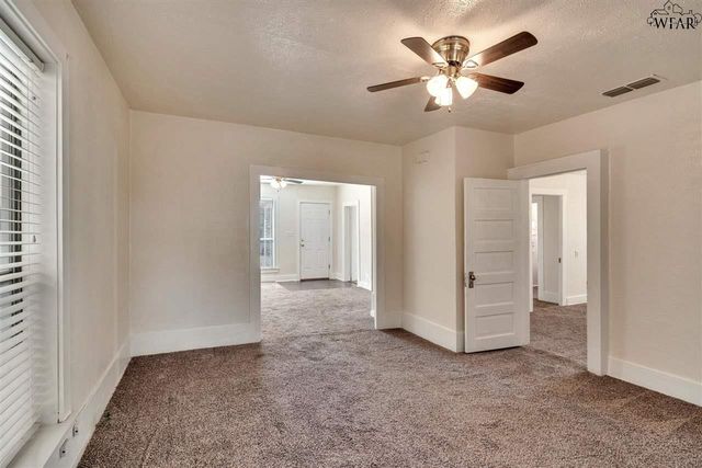 208 E SPRING STREET, Henrietta, TX 76365