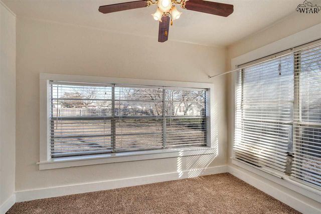 208 E SPRING STREET, Henrietta, TX 76365