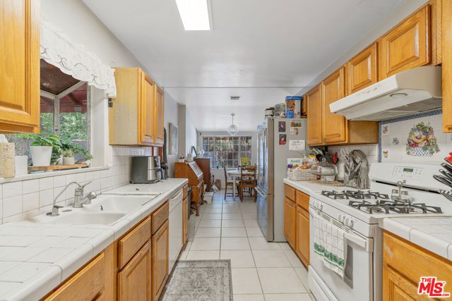 17503 Runnymede Street, Los Angeles, CA 91406