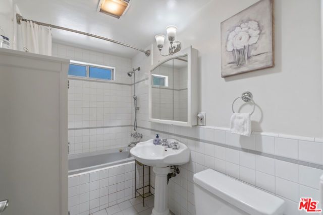 17503 Runnymede Street, Los Angeles, CA 91406