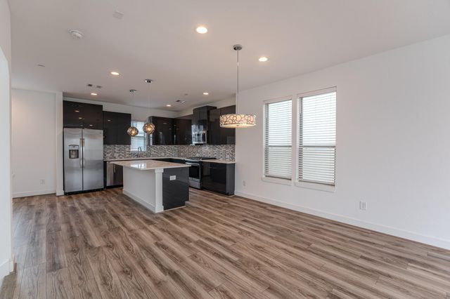18736 B Centro Main St, Shenandoah, TX 77385