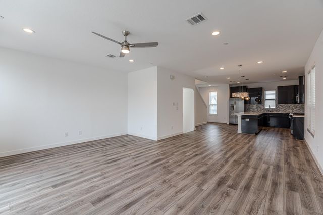 18736 B Centro Main St, Shenandoah, TX 77385