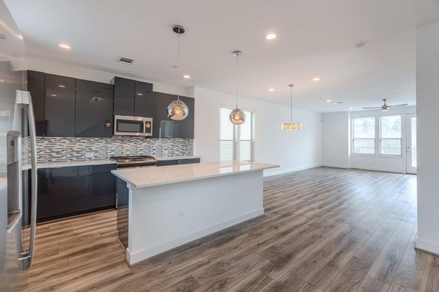 18736 B Centro Main St, Shenandoah, TX 77385