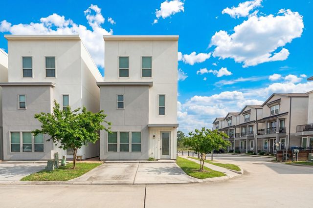 18736 B Centro Main St, Shenandoah, TX 77385