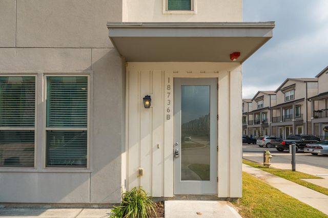 18736 B Centro Main St, Shenandoah, TX 77385
