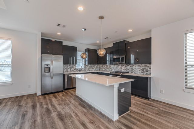 18736 B Centro Main St, Shenandoah, TX 77385