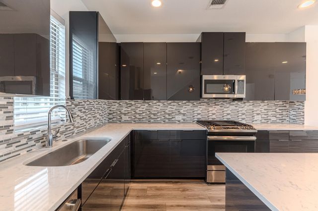 18736 B Centro Main St, Shenandoah, TX 77385