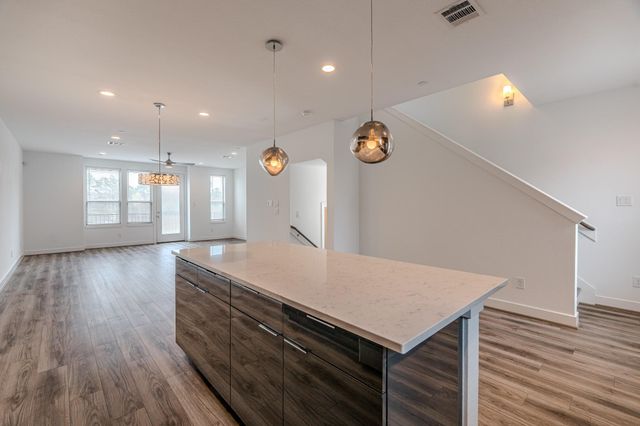 18736 B Centro Main St, Shenandoah, TX 77385