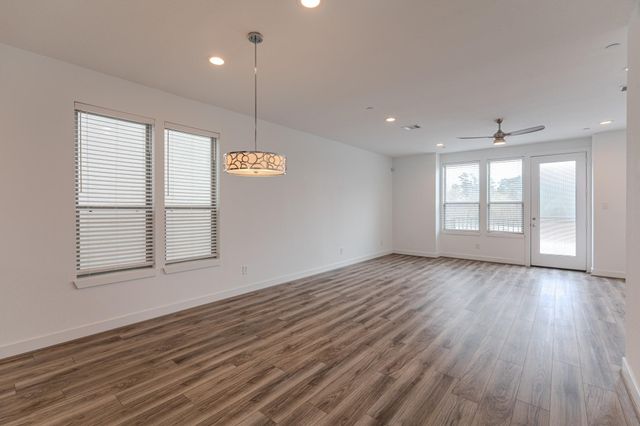 18736 B Centro Main St, Shenandoah, TX 77385