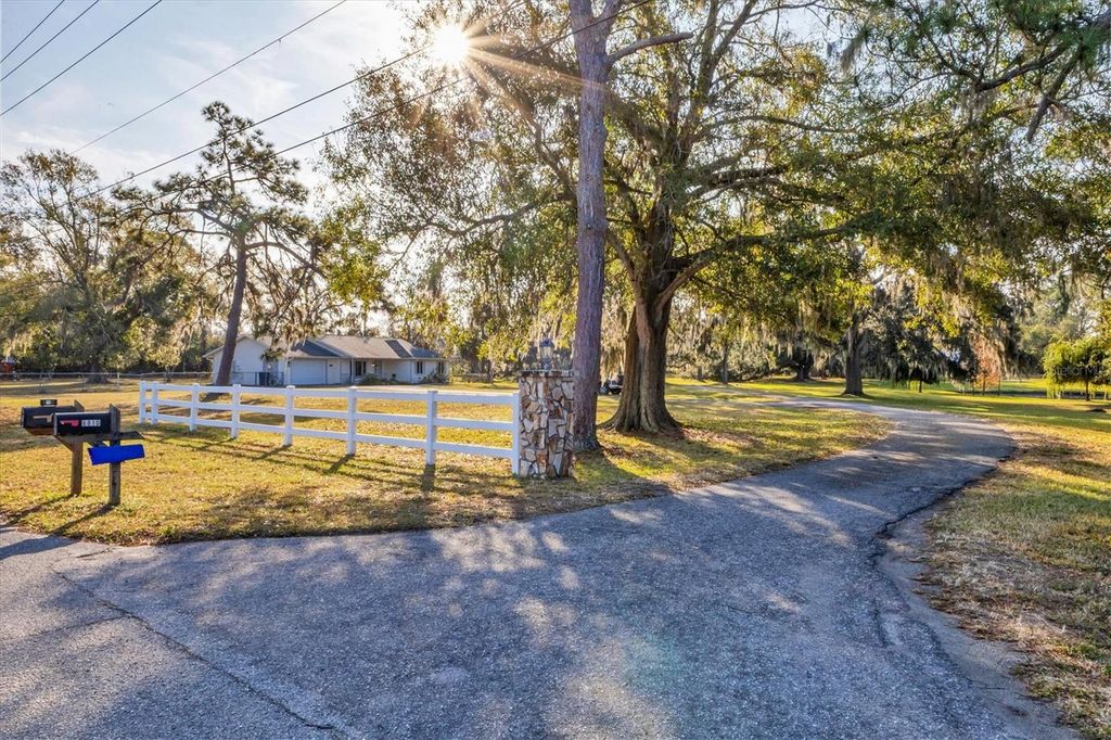 Image 4 of property listing at 6812 41ST AVENUE E, Bradenton, FL 34208