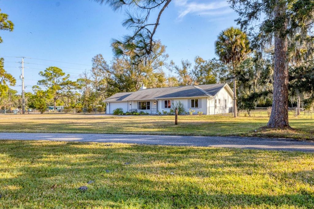 Image 5 of property listing at 6812 41ST AVENUE E, Bradenton, FL 34208