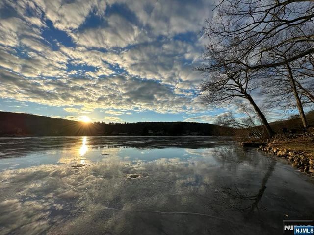 19 Fernwood Avenue, Hardyston, NJ 07460