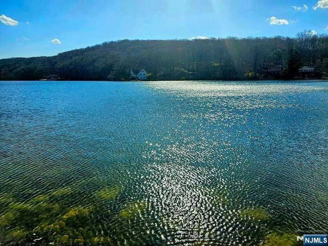 19 Fernwood Avenue, Hardyston, NJ 07460