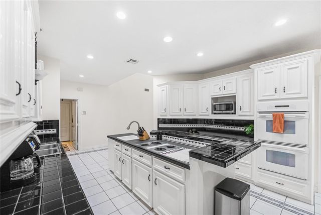 3243 Canterbury Lane, Montgomery, TX 77356