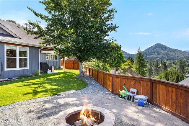 2391 Robertson Crest, Grants Pass, OR 97527