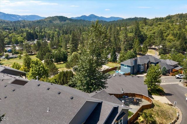 2391 Robertson Crest, Grants Pass, OR 97527