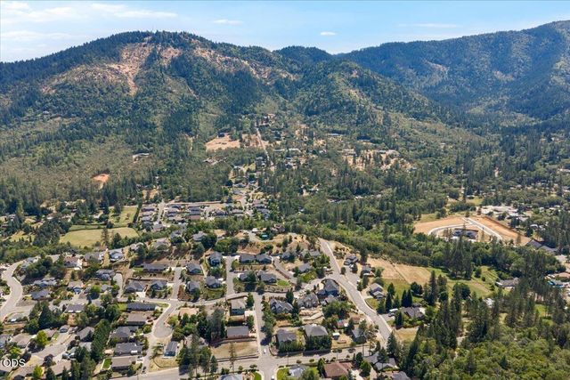 2391 Robertson Crest, Grants Pass, OR 97527