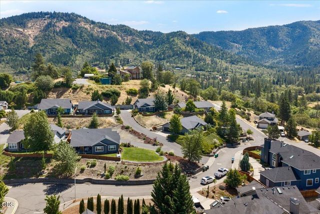 2391 Robertson Crest, Grants Pass, OR 97527