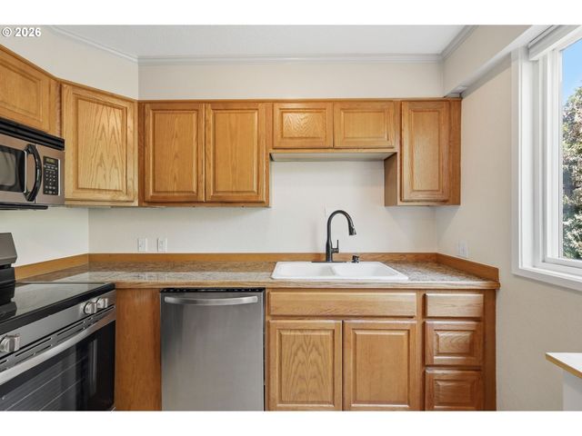2121 W 15TH Ct, Eugene, OR 97402