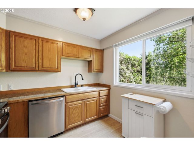 2121 W 15TH Ct, Eugene, OR 97402