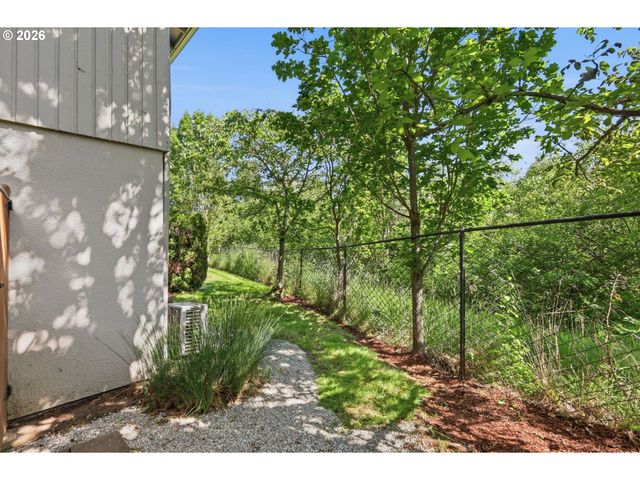 2121 W 15TH Ct, Eugene, OR 97402