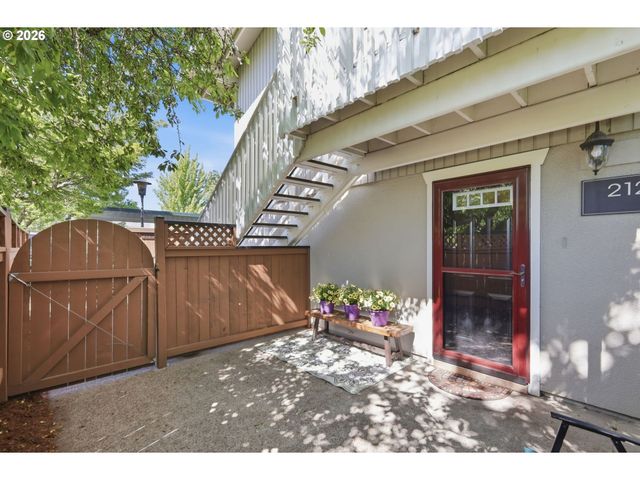 2121 W 15TH Ct, Eugene, OR 97402