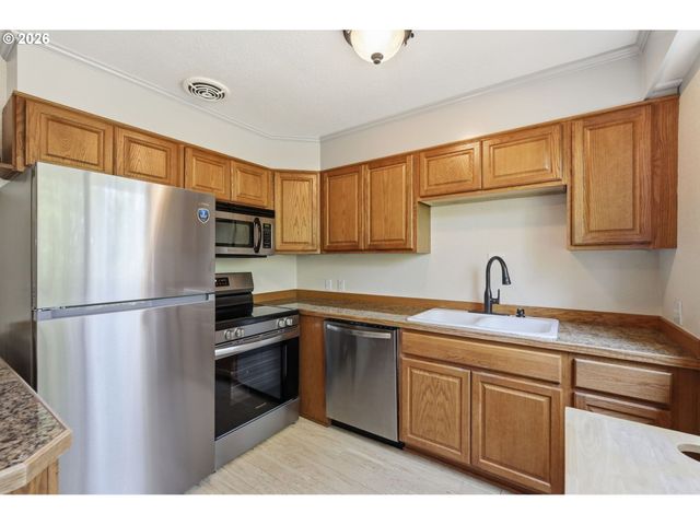 2121 W 15TH Ct, Eugene, OR 97402