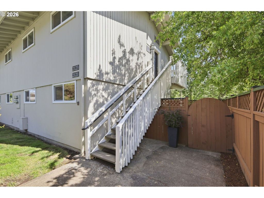 2121 W 15TH Ct, Eugene, OR 97402