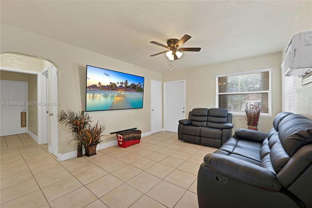 923 N 16th Ct, Hollywood, FL 33020