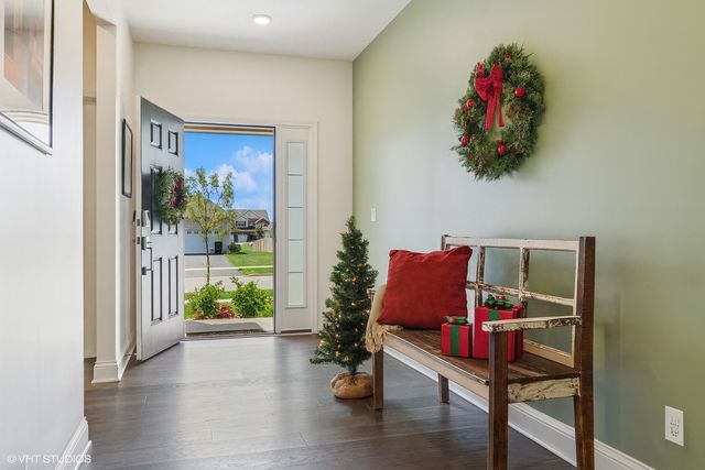 2096 Country Hills Drive, Yorkville, IL 60560