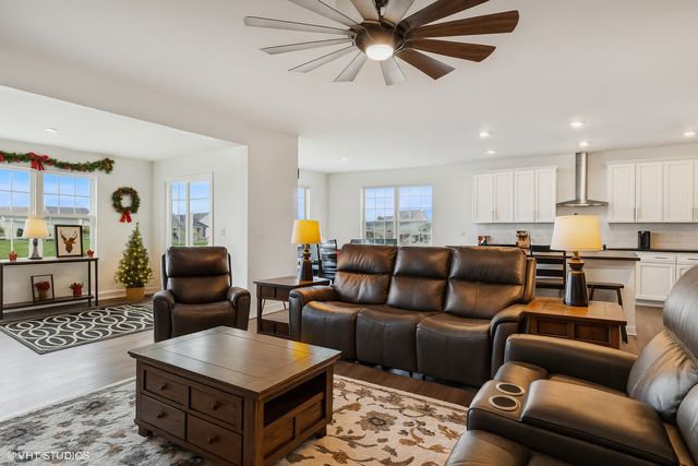 2096 Country Hills Drive, Yorkville, IL 60560