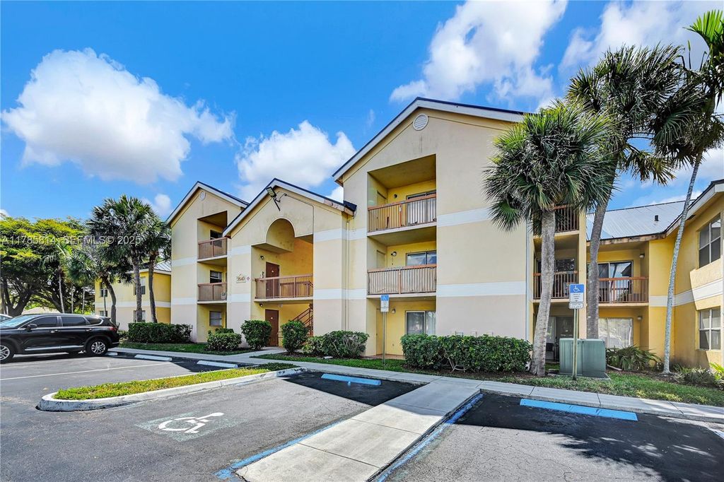 7640 Westwood Drive 404, Tamarac, FL 33321