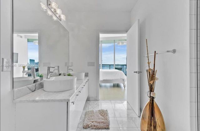 888 Biscayne Boulevard 4701, Miami, FL 33132